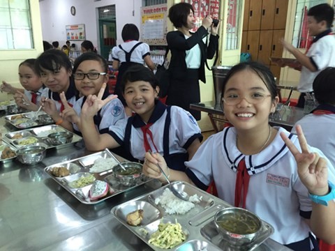Học sinh tiểu học dùng bữa trưa với thực đơn đa dạng, phong phú, đảm bảo dinh dưỡng. ảnh trên An ninh Thủ đô.