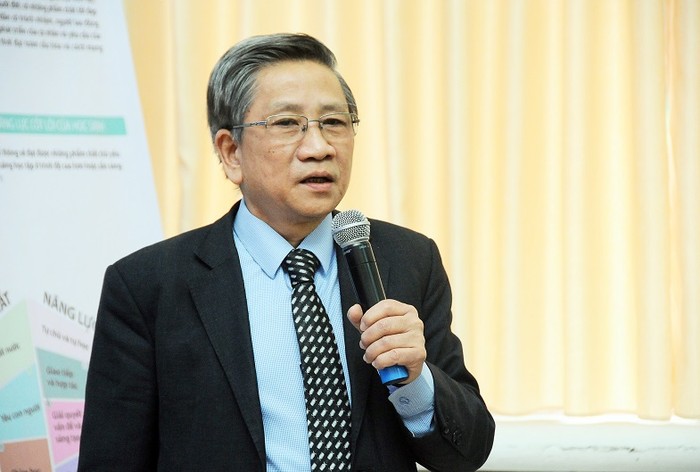 Giáo sư Nguyễn Minh Thuyết tại cuộc họp báo chiều 12/4 (Ảnh: Xuân Trung)