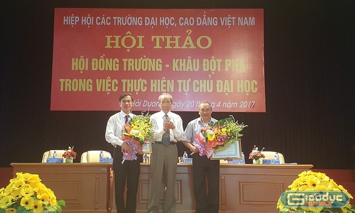 Chủ tịch Hiệp hội Các trường đại học, cao đẳng Việt Nam đã công bố các quyết định kết nạp và tặng bằng khen cho các hội viên mới