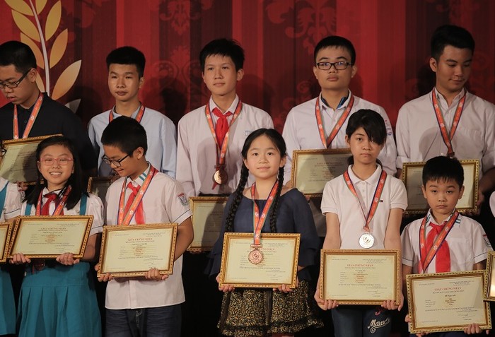 Đại diện Ban tổ chức trao huy chương cho những thí sinh xuất sắc khu vực phía Bắc (Ảnh: Ban tổ chức)