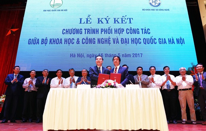 Bộ trưởng Bộ Khoa học và Công nghệ Chu Ngọc Anh (bên trái) và Giám đốc Đại học Quốc gia Hà Nội Nguyễn Kim Sơn đã thay mặt cho 2 cơ quan, kí kết văn bản thỏa thuận phối hợp hoạt động song phương. (Ảnh: VNU)