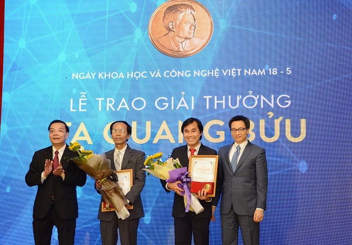 Phó giáo sư Nguyễn Sum (đứng thứ 2 từ trái qua phải) và Giáo sư Phan Thanh Sơn Nam nhận được Giải thưởng Tạ Quang Bửu năm 2017. (Ảnh: Xuân Trung)