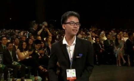 Em Phạm Huy vui mừng khi nghe tên mình được thông báo trong kết quả cuộc thi. Nguồn ảnh: Báo Quảng Trị