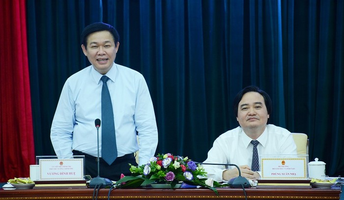 Phó Thủ tướng Chính phủ Vương Đình Huệ (bên trái) làm việc với lãnh đạo ngành giáo dục (Ảnh: Xuân Trung)