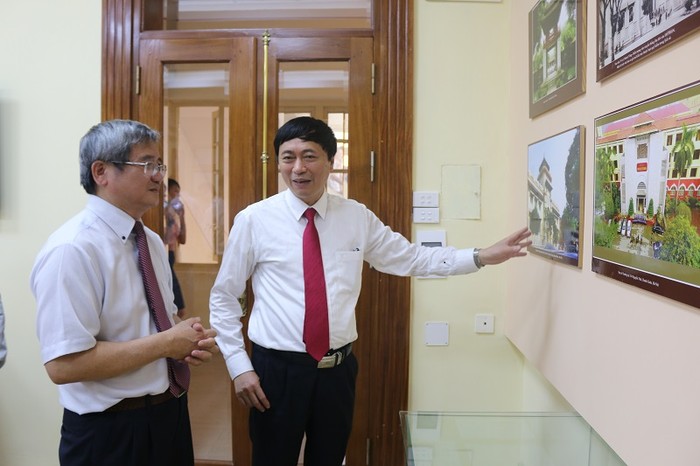 Giáo sư Nguyễn Văn Nội (bên phải) đưa Tiến sĩ Bùi Quang Ngọc đi tham quan phòng truyền thống của nhà trường. (Ảnh: Vân Anh)