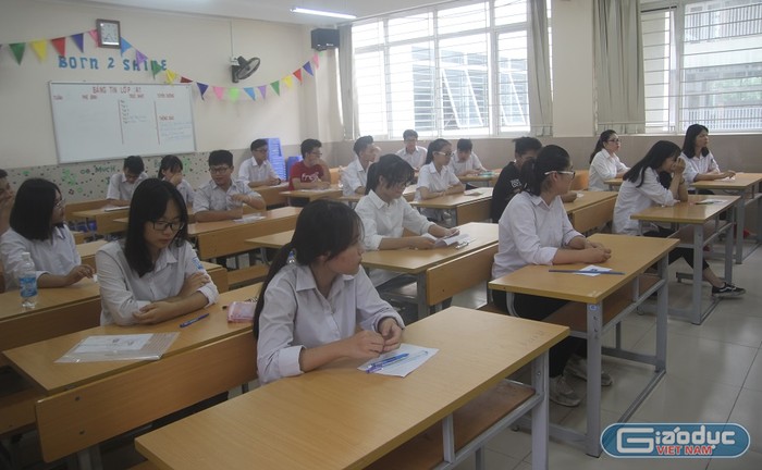 Thí sinh ngồi vào phòng thi để chuẩn bị làm bài thi môn đầu tiên trong kỳ tuyển sinh vào lớp 10 tại Hà Nội (Ảnh: Thùy Linh)