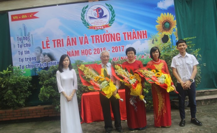 Năm học 2016-2017, trường Trung học phổ thông Đinh Tiên Hoàng có 186 học sinh lớp 12 đang chuẩn bị bước vào kỳ thi thi quốc gia.