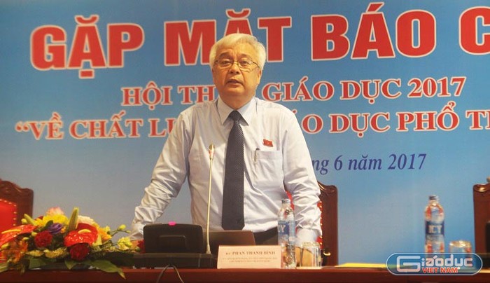 Ông Phan Thanh Bình - Chủ nhiệm Ủy ban Văn hóa, Giáo dục, Thanh niên, Thiếu niên và Nhi đồng Quốc hội chủ trì họp báo (Ảnh: Thùy Linh)