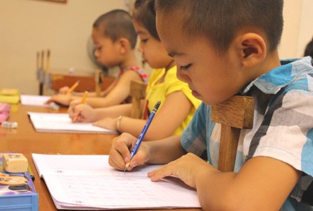 Dạy con học chữ trước 6 tuổi, phụ huynh đang hủy hoại con trẻ những gì? (Ảnh minh họa trên Báo Chính phủ)