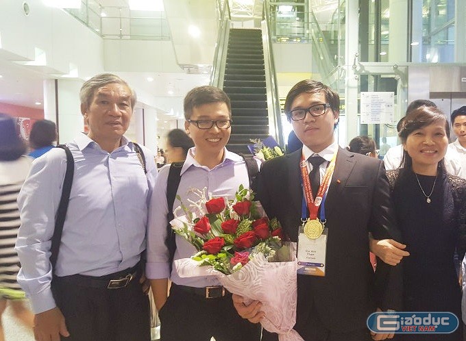 Vợ chồng cô Nguyễn Kim Thu có 2 con trai cùng đạt Huy chương Hóa học quốc tế (Ảnh: Thùy Linh)