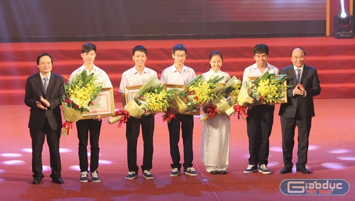 Năm 2016, Nguyễn Thế Quỳnh (đứng thứ 3 từ trái qua phải) vinh dự là 1 trong 5 học sinh xuất sắc nhất của cả nước được Thủ tướng Nguyễn Xuân Phúc tặng Bằng khen. (Ảnh: Thùy Linh)