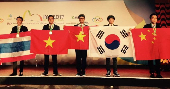 Lê Quang Dũng (ở giữa) là một trong số những thí sinh xuất sắc mang về những tấm huy chương vinh quang cho Tổ quốc tại IMO 2017 (Ảnh: Ban tổ chức)