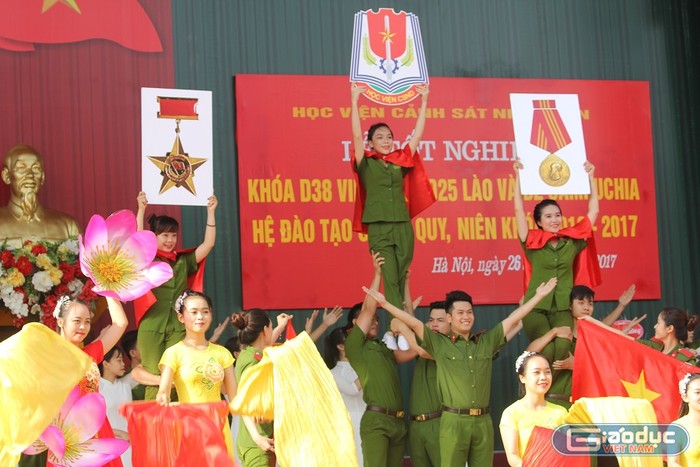 Tiết mục văn nghệ của Học viện Cảnh sát nhân dân trong lễ trao bằng tốt nghiệp cho 962 sinh viên Việt, Lào, Campuchia (Ảnh: Thùy Linh)