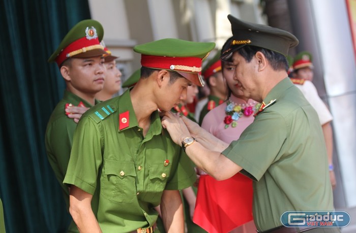 Trung tướng Nguyễn Văn Sơn – Thứ trưởng Bộ Công an gắn quân hàm cho các tân sĩ quan khóa D38 (Ảnh: Thùy Linh)