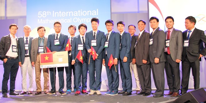 41 mùa Olympic Toán quốc tế trôi qua, Lê Bá Khánh Trình (đứng thứ 2 từ trái qua phải) vẫn là thí sinh Việt Nam duy nhất có được giải đặc biệt dành cho thí sinh có lời giải đẹp nhất (Ảnh: Ban tổ chức)