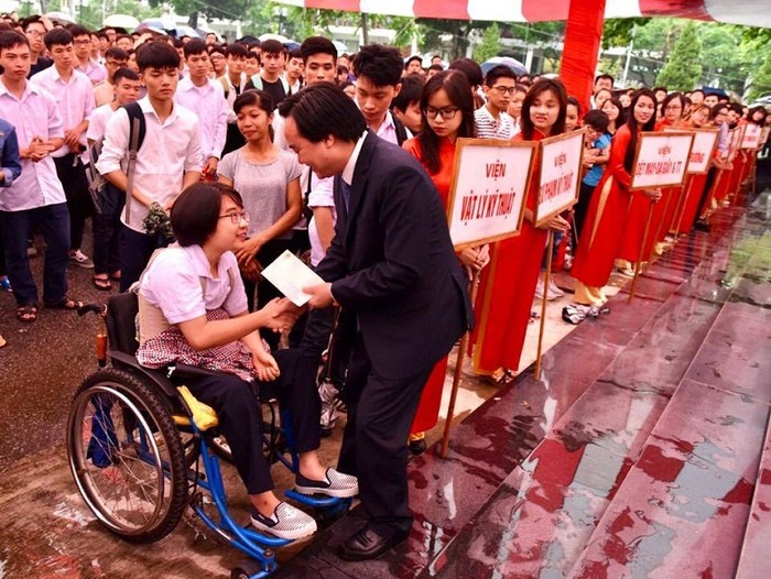 Bộ trưởng Phùng Xuân Nhạ tặng quà cho tân sinh viên Đinh Phương Nam trong lễ khai giảng (Ảnh: Kim Chi)