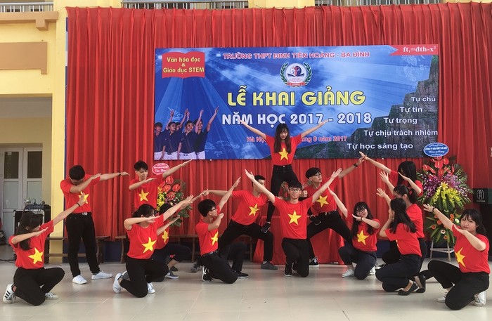 Các tiết mục văn nghệ trong buổi lễ khai giảng năm học mới của trường Trung học phổ thông Đinh Tiên Hoàng