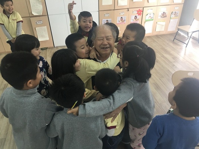 Nhà giáo Phạm Toàn chụp với trẻ em lớp 1 (Ảnh: Nhà giáo Phạm Toàn cung cấp).