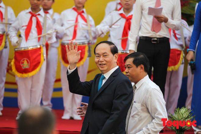 Chủ tịch nước Trần Đại Quang từ sáng sớm đã tới dự lễ khai giảng tại trường THCS Trưng Vương. Ảnh: Báo Điện tử Tổ quốc.