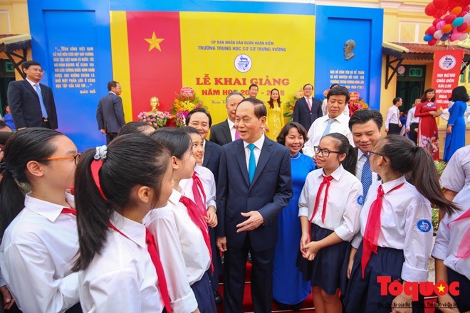 Chủ tịch nước thăm hỏi, động viên và trò chuyện với các em học sinh trường Trưng Vương. Ảnh: Báo Điện tử Tổ quốc.