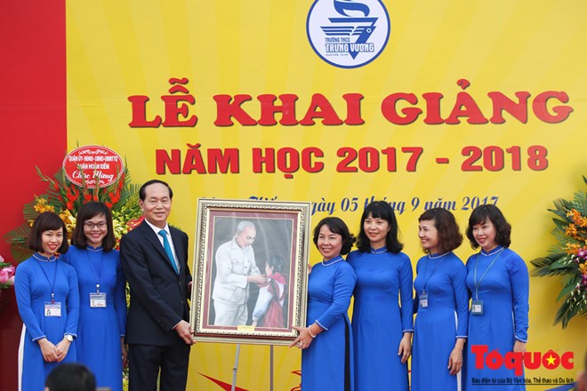 Chủ tịch nước trao tặng bức ảnh Bác Hồ với học sinh cho thầy và trò trường Trung học cơ sở Trưng Vương. Ảnh: Báo Điện tử Tổ quốc.