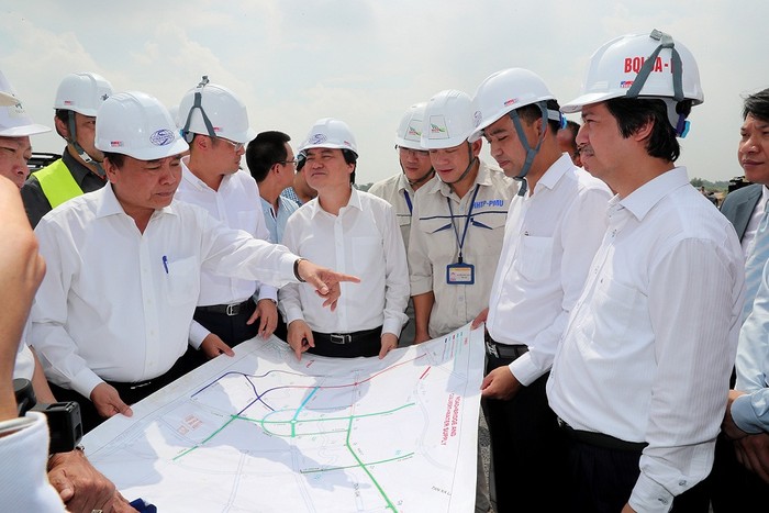 Thủ tướng Nguyễn Xuân Phúc và các thành viên trong Đoàn công tác đã tới hiện trường, thị sát các khu vực, vị trí xây dựng các công trình, dự án Đại học Quốc gia Hà Nội tại Hòa Lạc. (Ảnh: Bùi Tuấn)