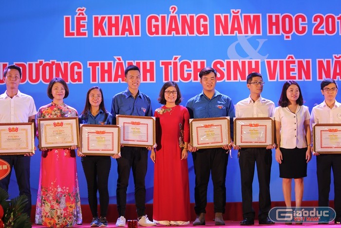 Viện Đại học Mở Hà Nội cũng đã tiến hành trao bằng khen và phần thưởng của Trung ương Đoàn, Trung ương Hội Sinh viên, Thành đoàn, Hội Sinh viên cho các sinh viên đạt thành tích xuất sắc trong công tác đoàn và phong trào sinh viên. (Ảnh: Linh Hương)