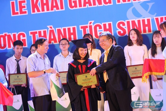 Viện Đại học Mở Hà Nội dành gần 4 tỷ 500 triệu đồng để trao học bổng khuyến khích học tập cho những sinh viên đã đạt thành tích (Ảnh: Linh Hương)
