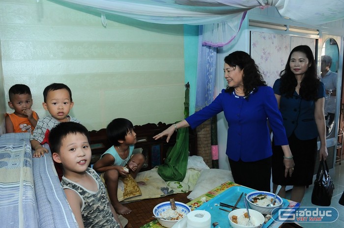 Bữa cơm của những đứa trẻ - con của những giáo viên nội trú tại trường Trung học phổ thông Quang Trung