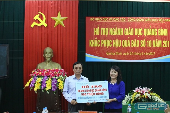Thứ trưởng Nguyễn Thị Nghĩa dẫn đầu đoàn công tác của Bộ Giáo dục và Đào tạo đến Quảng Bình hỗ trợ 500 triệu đồng để địa phương khắc phục hậu quả sau bão số 10 (Ảnh: Thùy Linh)
