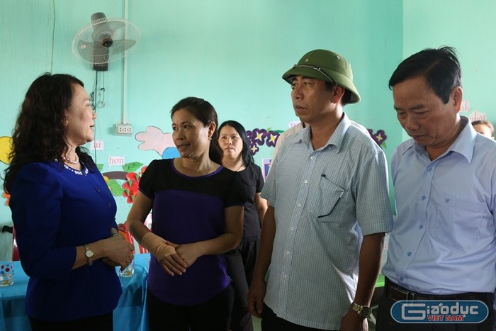 Thứ trưởng Nghĩa tới thăm hỏi, động viên giáo viên và học sinh các trường bị thiệt hại do bão số 10 tại Quảng Bình (Ảnh: Thùy Linh)