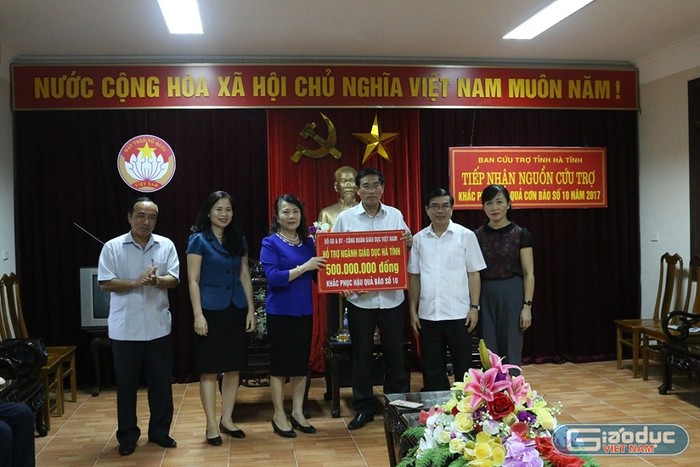 Đại diện Bộ Giáo dục và Đào tạo - Thứ trưởng Nguyễn Thị Nghĩa trao 500 triệu đồng hỗ trợ Hà Tĩnh thiệt hại sau bão số 10 (Ảnh: Thùy Linh)