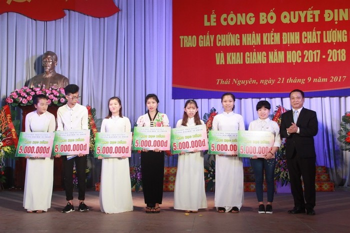 Giáo sư Phạm Hồng Quang trao học bổng cho các tân sinh viên đạt trên 27 điểm đầu vào (Ảnh: Bá Hải)