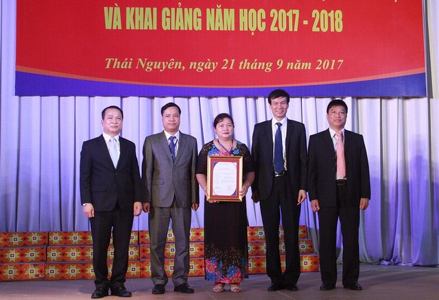 Giáo sư Nguyễn Quý Thanh trao giấy chứng nhận trường đạt tiêu chuẩn chất lượng giáo dục của Bộ Giáo dục và Đào tạo cho Trường Đại học Sư phạm Thái Nguyên (Ảnh: Bá Hải)