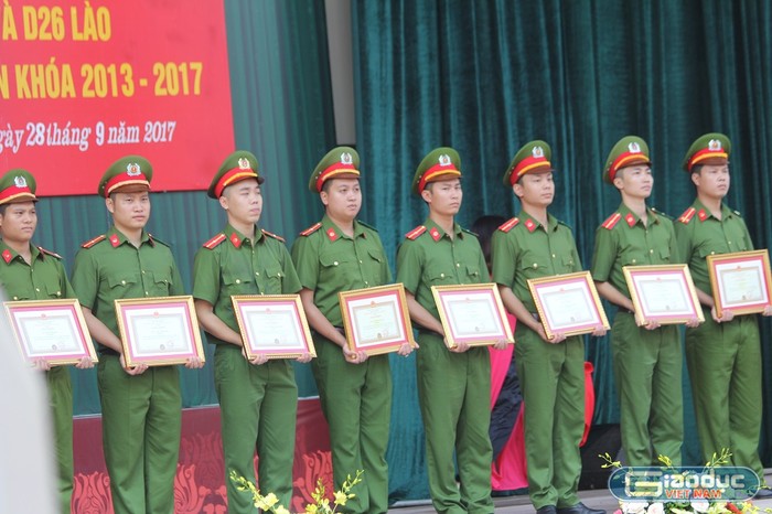 Ban Giám đốc Học viện Cảnh sát nhân dân trao giấy khen cho các học viên có thành tích xuất sắc trong khóa học (Ảnh: Hà Linh)