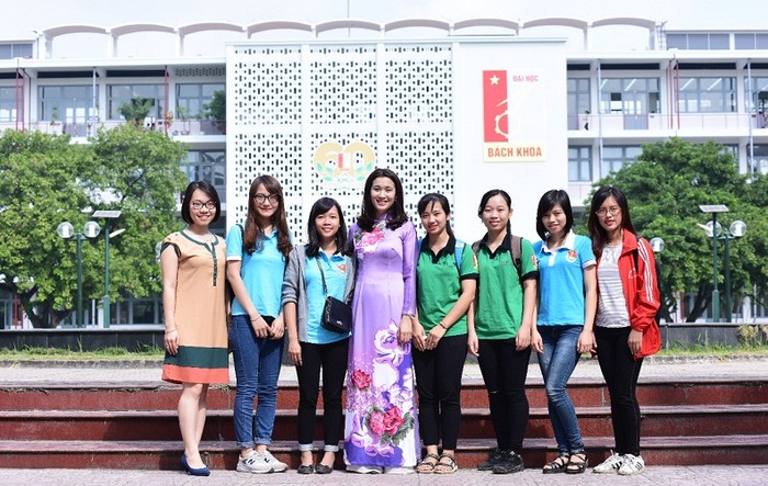 Phó giáo sư Vũ Thu Trang (đứng giữa) cùng các học trò (Ảnh: Kim Chi)