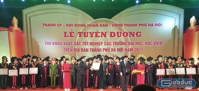 Hà Nội vinh danh 84 thủ khoa xuất sắc nhất năm 2017 (Ảnh: Thùy Linh)