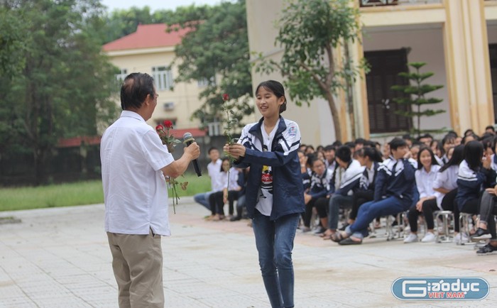 Học trò trường Ngô Gia Tự tặng hoa thầy Nguyễn Lân Dũng khi thầy kể một vài tấm gương không học đại học mà vẫn lập thân, lập nghiệp thành công. (Ảnh:Thùy Linh)