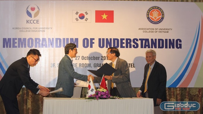 Ngày 27/10, Hiệp hội các trường đại học, cao đẳng Việt Nam và Hội đồng giáo dục Cao đẳng, đại học Hàn Quốc chính thức ký kết biên bản ghi nhớ hợp tác (Ảnh: Thùy Linh)