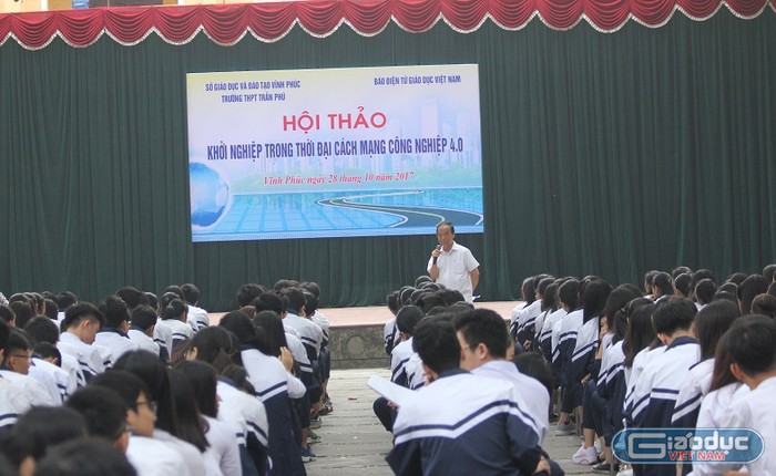 Hơn 1.300 học sinh của trường Trung học Phổ thông Trần Phú, tỉnh Vĩnh Phúc đã có buổi giao lưu đầy ý nghĩa với diễn giả, Giáo sư Nguyễn Lân Dũng vào ngày 28/10 (Ảnh: Thùy Linh)
