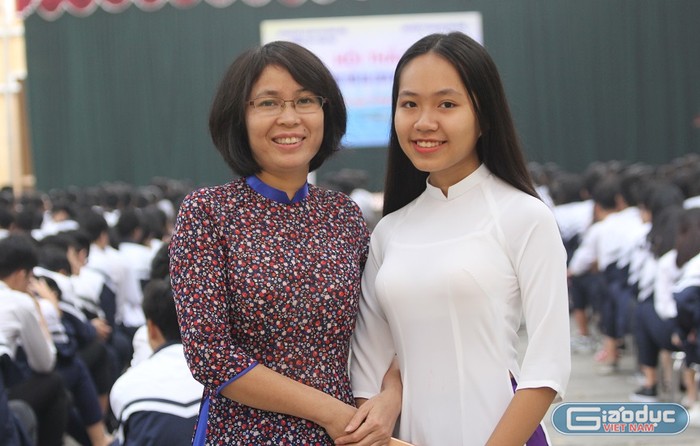 Emm Nguyễn Thanh Vân (bên phải) – học sinh lớp 12A trường Trung học phổ thông Trần Phú chụp ảnh cùng cô giáo Vật lý - Đào Thị Hà (Ảnh: Thùy Linh)