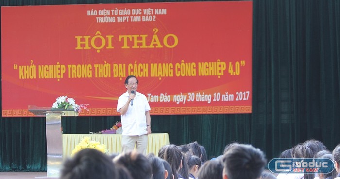 Gần 700 học sinh trường trung học phổ thông Tam Đảo 2 đã có buổi giao lưu đầy ý nghĩa với Giáo sư Nguyễn Lân Dũng (Ảnh: Thùy Linh)