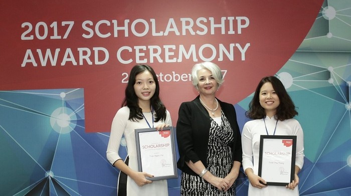 Hành trình của nữ sinh Trần Ngọc Hà (ngoài cùng bên trái) nhút nhát thành nhà lãnh đạo tài năng nhận học bổng hơn 30.000 USD (Ảnh: Thùy Linh)