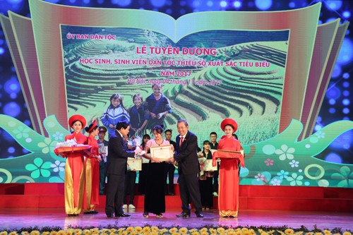 Phó Thủ tướng Trương Hoà Bình trao phần thưởng cho các em học sinh tiêu biểu. Ảnh: VGP/Lê Sơn