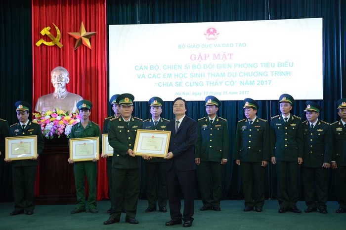 Bộ trưởng Phùng Xuân Nhạ đã tặng Bằng khen của Bộ Giáo dục và Đào tạo tới các cán bộ, chiến sĩ bộ đội biên phòng có nhiều đóng góp cho sự nghiệp giáo dục, đào tạo. (Ảnh: Xuân Trung)