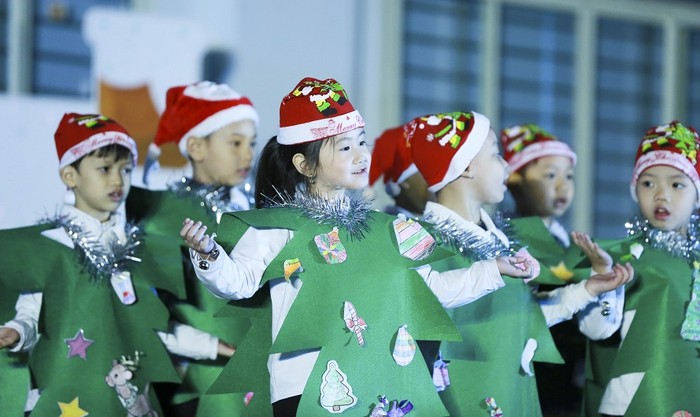 Các bạn nhỏ lớp 1 ngộ nghĩnh trình diễn ca khúc I’m the happiest Christmas tree