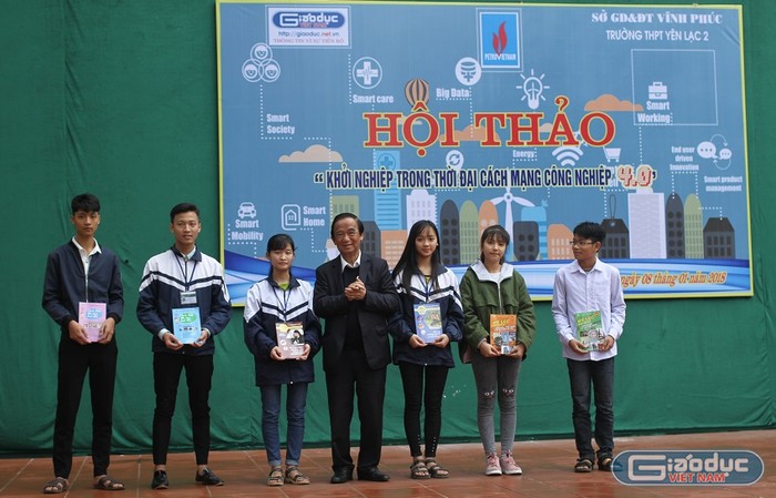 Trong buổi giao lưu, giáo sư Nguyễn Lân Dũng tặng sách cho học trò trường Trung học phổ thông Yên Lạc 2 (huyện Yên Lạc, Vĩnh Phúc) (Ảnh: Thùy Linh)
