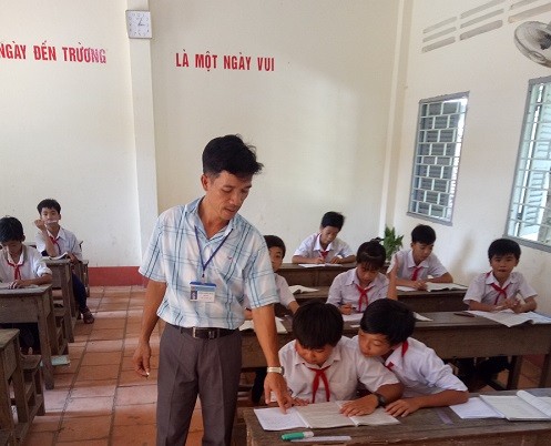Năm 2002 sau khi tốt nghiệp ra trường, thấy đảo Thổ Châu đang thiếu nhiều giáo viên, thầy Hùng viết đơn tình nguyện xin ra công tác ở Trường Tiểu học và Trung học cơ sở xã Thổ Châu (Ảnh: Nhân vật cung cấp)