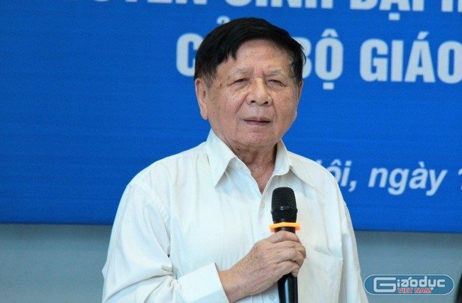 Nguyên Thứ trưởng Bộ Giáo dục và Đào tạo - phó giáo sư Trần Xuân Nhĩ khuyên, nên đưa ngoại ngữ vào dạy từ mầm non (Ảnh: Thùy Linh)