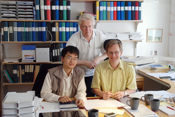 Anh Phạm Hoàng Hiệp cùng các giáo sư toán học hàng đầu thế giới (Ảnh: Báo Công an nhân dân)